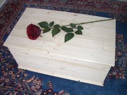 Holzkiste mit Rose welche die Asche eines kremierten Pferdes enthält